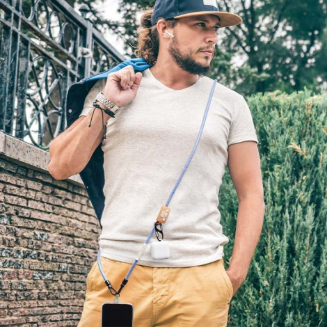 Homme portant un smartphone suspendu à un cordon bleu clair en bandoulière lors d’un déplacement en extérieur sans personnalisat
