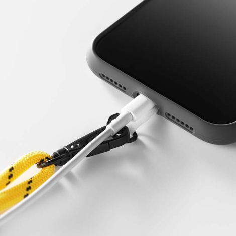 Gros plan sur le système d’attache du cordon relié à un smartphone par une languette de fixation insérée dans une coque sans per