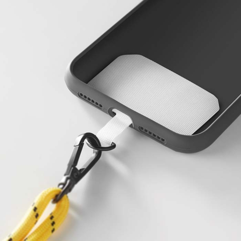 Détail de la languette de fixation placée à l’intérieur d’une coque de smartphone et reliée à un mousqueton sans personnalisatio
