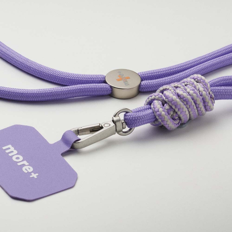 Détail d’un cordon violet avec nœud contrasté, mousqueton métallique et plaque de fixation présentant un marquage texte visible,