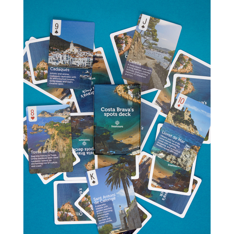 Jeu de cartes personnalisé étalé autour de son étui avec photographies imprimées visibles sur les cartes