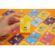 Main tenant un étui de jeu de cartes personnalisé devant plusieurs cartes illustrées avec graphismes colorés visibles Main tenant un étui de jeu de cartes personnalisé devant plusieurs cartes illustrées avec graphismes colorés visibles