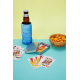 Jeu de cartes personnalisé présenté dans un contexte de détente avec cartes étalées, boîte métallique ouverte et étui illustré c Jeu de cartes personnalisé présenté dans un contexte de détente avec cartes étalées, boîte métallique ouverte et étui illustré c