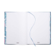Cahier ouvert sur des pages blanches personnalisées avec impression discrète visible en bas de page et marque-page ruban bleu Cahier ouvert sur des pages blanches personnalisées avec impression discrète visible en bas de page et marque-page ruban bleu