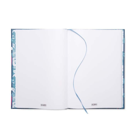 Cahier ouvert sur des pages blanches personnalisées avec impression discrète visible en bas de page et marque-page ruban bleu