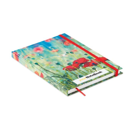 Vue en perspective d’un cahier à couverture rigide avec illustration imprimée sur la couverture et fermeture par élastique rouge