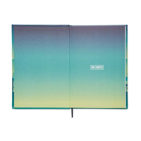 Double page intérieure présentant un dégradé de couleurs imprimé sur les pages et un marquage texte visible