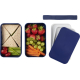 Boîte à lunch présentée ouverte avec ses deux compartiments remplis d’aliments, tandis que le couvercle et la sangle élastique s Boîte à lunch présentée ouverte avec ses deux compartiments remplis d’aliments, tandis que le couvercle et la sangle élastique s