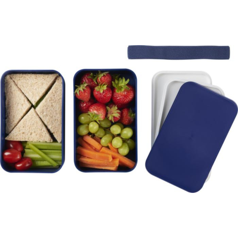 Boîte à lunch présentée ouverte avec ses deux compartiments remplis d’aliments, tandis que le couvercle et la sangle élastique s