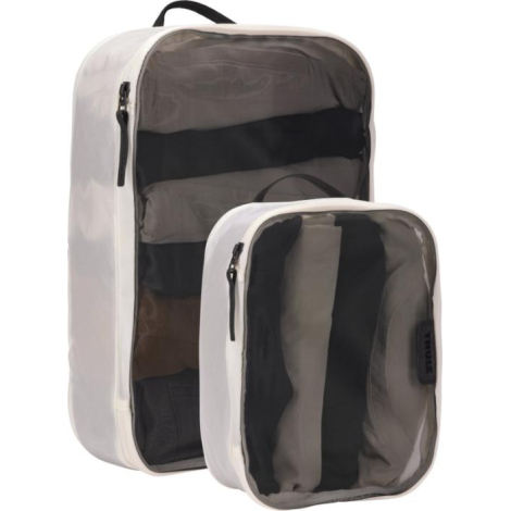 Deux organisateurs de valise présentés ouverts, laissant apparaître leur façade en maille semi-transparente ainsi que leur conte