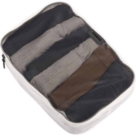 Organisateur de valise ouvert en vue de dessus avec plusieurs vêtements pliés visibles à travers la maille transparente.