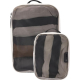 Deux organisateurs de valise ouverts avec vêtements visibles derrière leur façade en maille semi-transparente. Deux organisateurs de valise ouverts avec vêtements visibles derrière leur façade en maille semi-transparente.