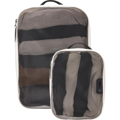 Deux organisateurs de valise ouverts avec vêtements visibles derrière leur façade en maille semi-transparente.