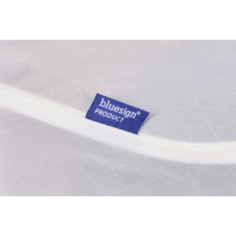 Gros plan sur une étiquette textile cousue sur le tissu extérieur d’un organisateur de valise.