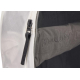 Détail de la fermeture zippée et de la façade en maille semi-transparente d’un organisateur de valise. Détail de la fermeture zippée et de la façade en maille semi-transparente d’un organisateur de valise.