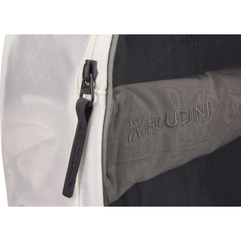 Détail de la fermeture zippée et de la façade en maille semi-transparente d’un organisateur de valise.