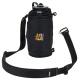 Porte-bouteille noir présenté avec sa bandoulière amovible, avec personnalisation visible sur la poche frontale du produit. Porte-bouteille noir présenté avec sa bandoulière amovible, avec personnalisation visible sur la poche frontale du produit.