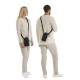 Porte-bouteille porté en bandoulière par un homme et une femme, illustrant son port croisé sur le corps lors d’un déplacement, s Porte-bouteille porté en bandoulière par un homme et une femme, illustrant son port croisé sur le corps lors d’un déplacement, s