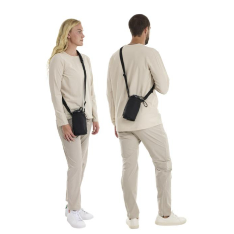 Porte-bouteille porté en bandoulière par un homme et une femme, illustrant son port croisé sur le corps lors d’un déplacement, s
