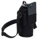 Porte-bouteille présenté en vue de trois quarts avec une bouteille et un smartphone rangés dans les compartiments extérieurs, mo Porte-bouteille présenté en vue de trois quarts avec une bouteille et un smartphone rangés dans les compartiments extérieurs, mo