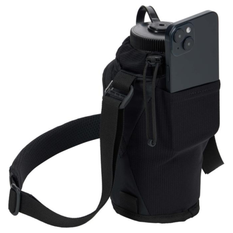 Porte-bouteille présenté en vue de trois quarts avec une bouteille et un smartphone rangés dans les compartiments extérieurs, mo