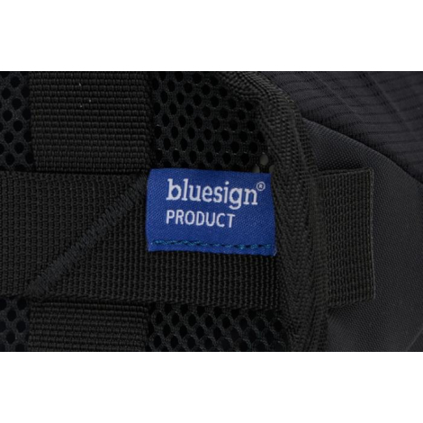 Gros plan sur une étiquette textile cousue sur le tissu extérieur du porte-bouteille.