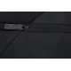 Détail d’une fermeture zippée intégrée au porte-bouteille avec tirette visible. Détail d’une fermeture zippée intégrée au porte-bouteille avec tirette visible.