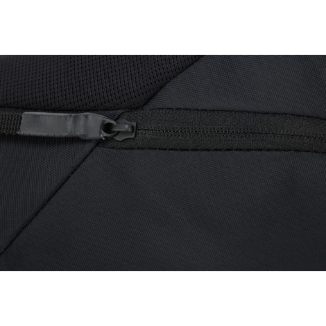 Détail d’une fermeture zippée intégrée au porte-bouteille avec tirette visible.