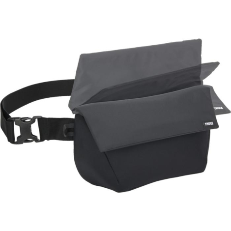 Vue de trois quarts du sac fermé mettant en évidence son rabat à fermeture magnétique et son format compact.