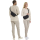 Homme et femme portant le sac bandoulière selon différents modes de portage, illustrant son utilisation en mobilité sans personn