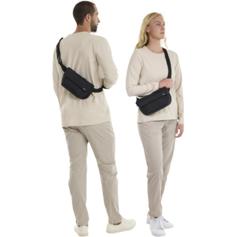 Homme et femme portant le sac bandoulière selon différents modes de portage, illustrant son utilisation en mobilité sans personn