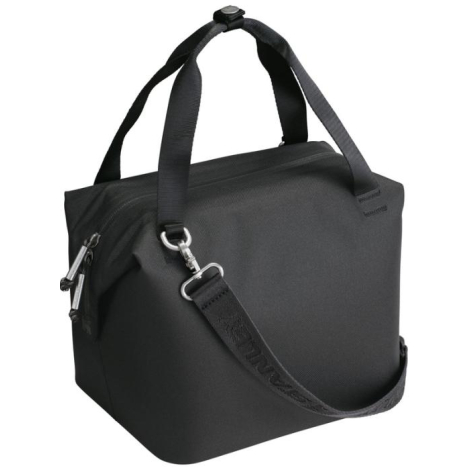 Vue de trois quarts arrière du mini-sac isotherme noir mettant en évidence la fixation de la bandoulière et la structure du sac.