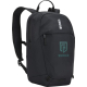 Sac à dos noir présenté de trois quarts avec personnalisation visible sur la poche avant. Les bretelles rembourrées et la poigné