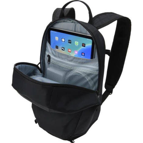 Sac à dos ouvert laissant apparaître ses compartiments de rangement ainsi qu’une tablette placée dans la poche principale.