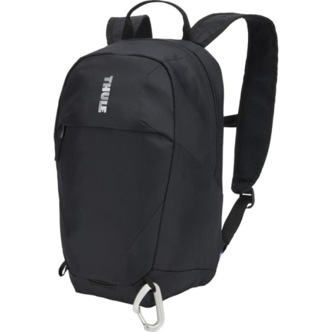 Sac à dos compact présenté fermé en vue de trois quarts, sans personnalisation visible sur la face exposée.
