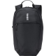 Vue de face du sac à dos mettant en évidence la poche frontale et la fermeture zippée supérieure, sans marquage apparent.