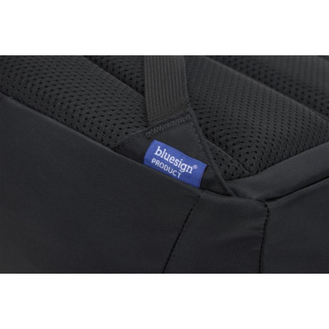 Gros plan sur une étiquette textile cousue sur le tissu extérieur du sac à dos.
