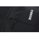 Détail du rabat supérieur et de la fermeture zippée de la poche frontale.