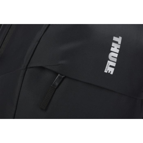 Détail du rabat supérieur et de la fermeture zippée de la poche frontale.
