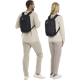 Homme et femme portant le sac à dos dans un contexte de mobilité quotidienne, illustrant son format compact sans personnalisatio