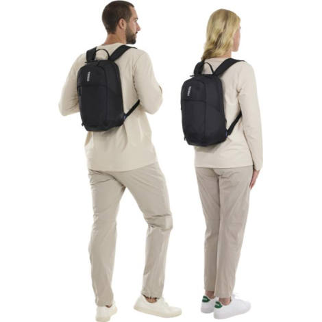 Homme et femme portant le sac à dos dans un contexte de mobilité quotidienne, illustrant son format compact sans personnalisatio