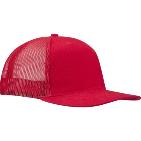 Casquette trucker à 6 panneaux rouge présentée de trois quarts, sans marquage apparent sur la face avant. Les panneaux arrière s