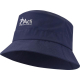 Bob bleu marine présenté de trois quarts, avec une personnalisation visible sur la partie avant de la calotte. Bob bleu marine présenté de trois quarts, avec une personnalisation visible sur la partie avant de la calotte.