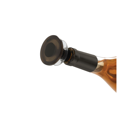 Bouteille équipée du bouchon avec personnalisation visible sur la partie supérieure et verseur intégré déployé.