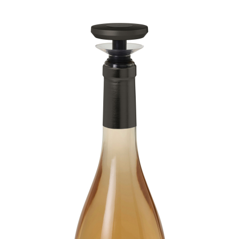 Bouteille équipée du bouchon avec personnalisation visible sur la partie supérieure, le verseur légèrement déployé.