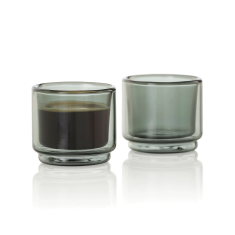 Deux tasses à expresso en verre à double paroi, dont l'une est remplie de café, présentées sans personnalisation visible.
