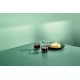 Mise en situation du lot de deux tasses à expresso remplies de café, présentées sur une table à côté d'une assiette de dessert, Mise en situation du lot de deux tasses à expresso remplies de café, présentées sur une table à côté d'une assiette de dessert,
