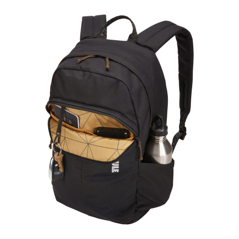 Sac à dos noir présenté chargé d’accessoires avec poche frontale ouverte et gourde rangée dans une poche latérale, sans marquage