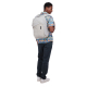 Homme portant un sac à dos beige sur le dos, sans personnalisation visible.
