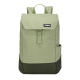 Sac à dos 16 L vert vu de face avec rabat de fermeture, poche principale et poche latérale, sans marquage visible sur la face av Sac à dos 16 L vert vu de face avec rabat de fermeture, poche principale et poche latérale, sans marquage visible sur la face av